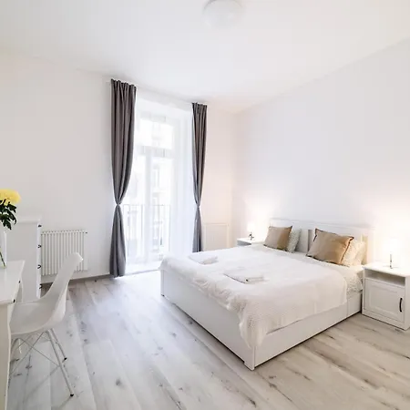 New Near Dancing House Apartment Prague